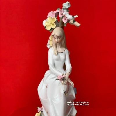 TƯỢNG SỨ CÔ GÁI BÊN NHÀNH HOA